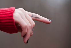 Tatuaże na palcach biją rekordy popularności. Jaki wybrać wzór i co należy o nich wiedzieć?