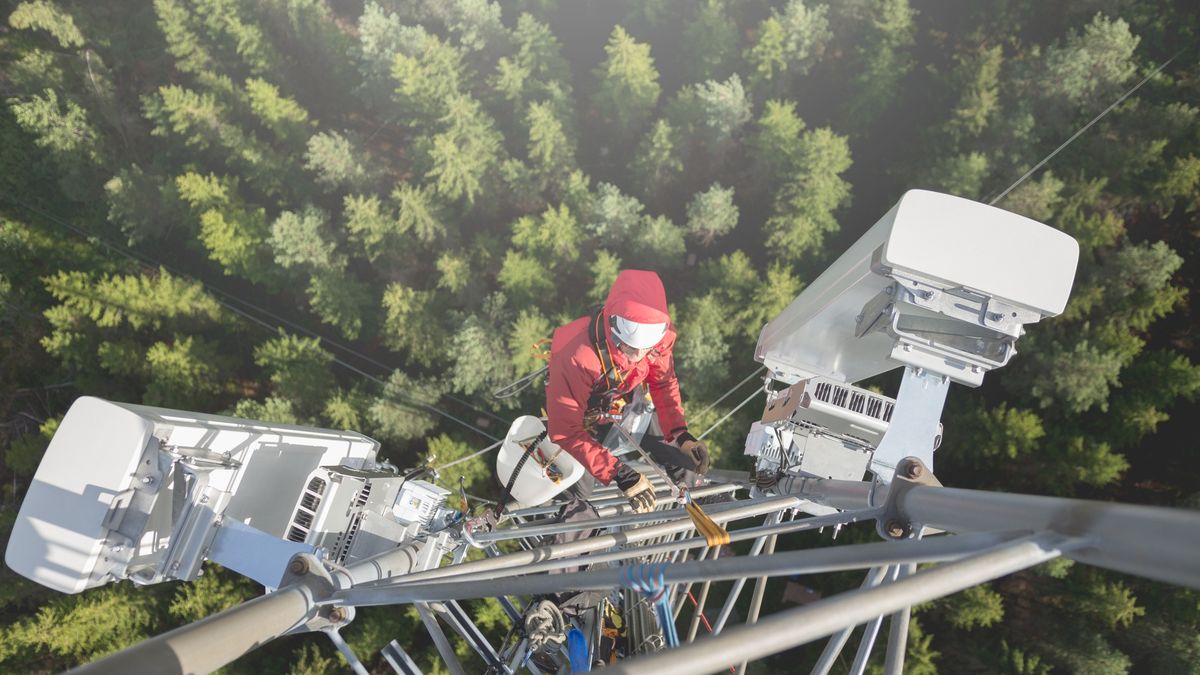 Maszt telefonii 5G. Infrastruktura telekomunikacyjna