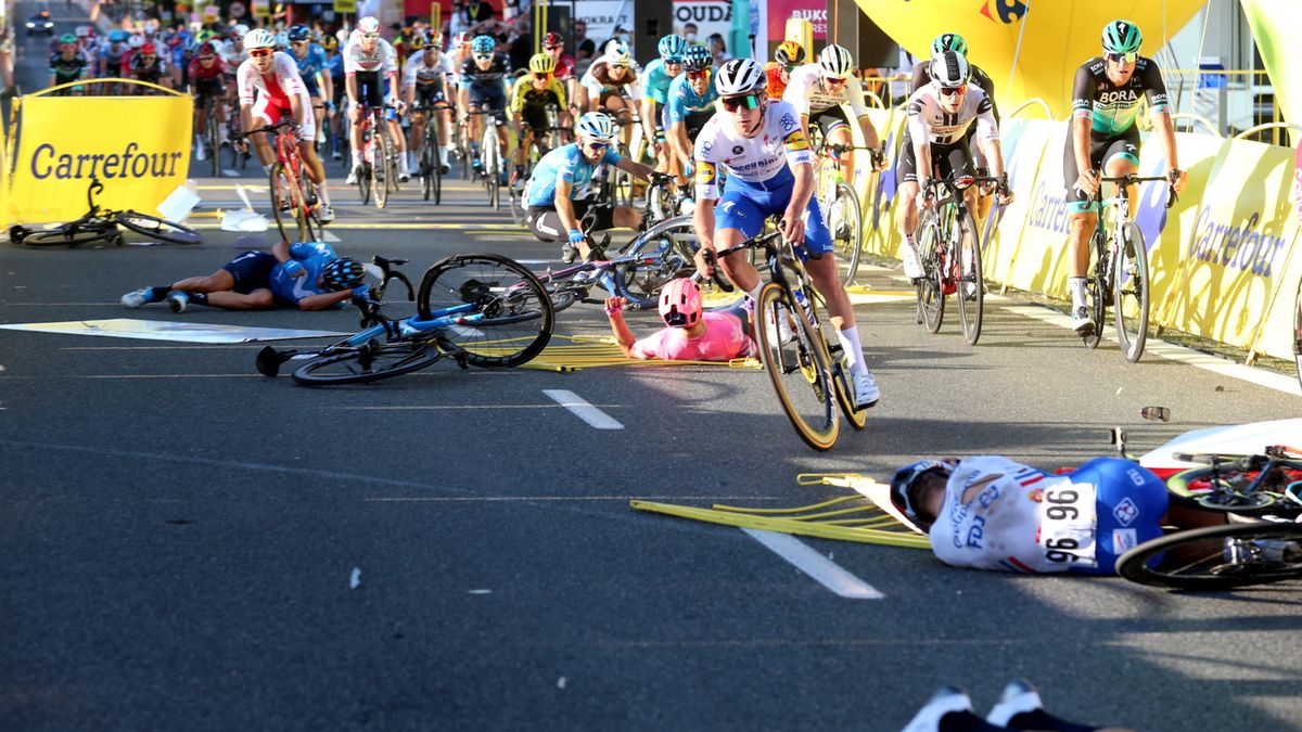 Zdjęcie okładkowe artykułu: PAP / Andrzej Grygiel / Kraksa na mecie 1. etapu wyścigu kolarskiego 77. Tour de Pologne