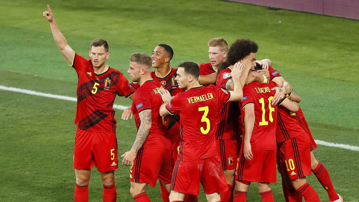 piłkarze reprezentacji Belgii cieszą się z gola
