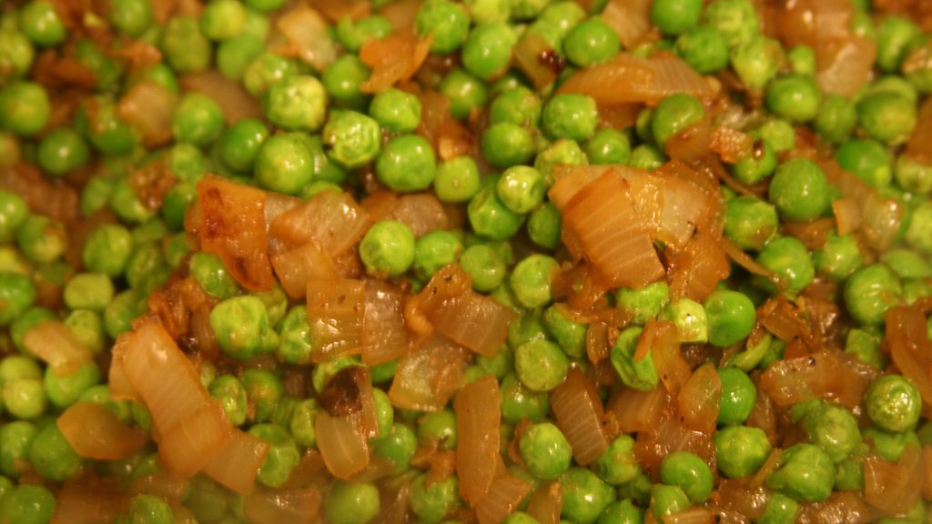 Gotowana mrożona cebula z groszkiem z dodatkiem soli, odsączona