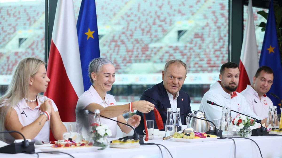 PAP / Leszek Szymański / Na zdjęciu: Premier Donald Tusk (C) oraz medaliści XVII Letnich Igrzysk Paralimpijskich w Paryżu