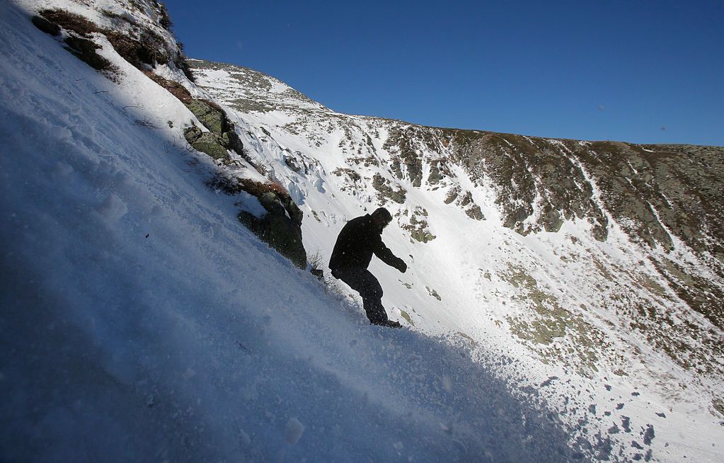 Snowboarder narrowly escapes avalanche in New Hampshire drama