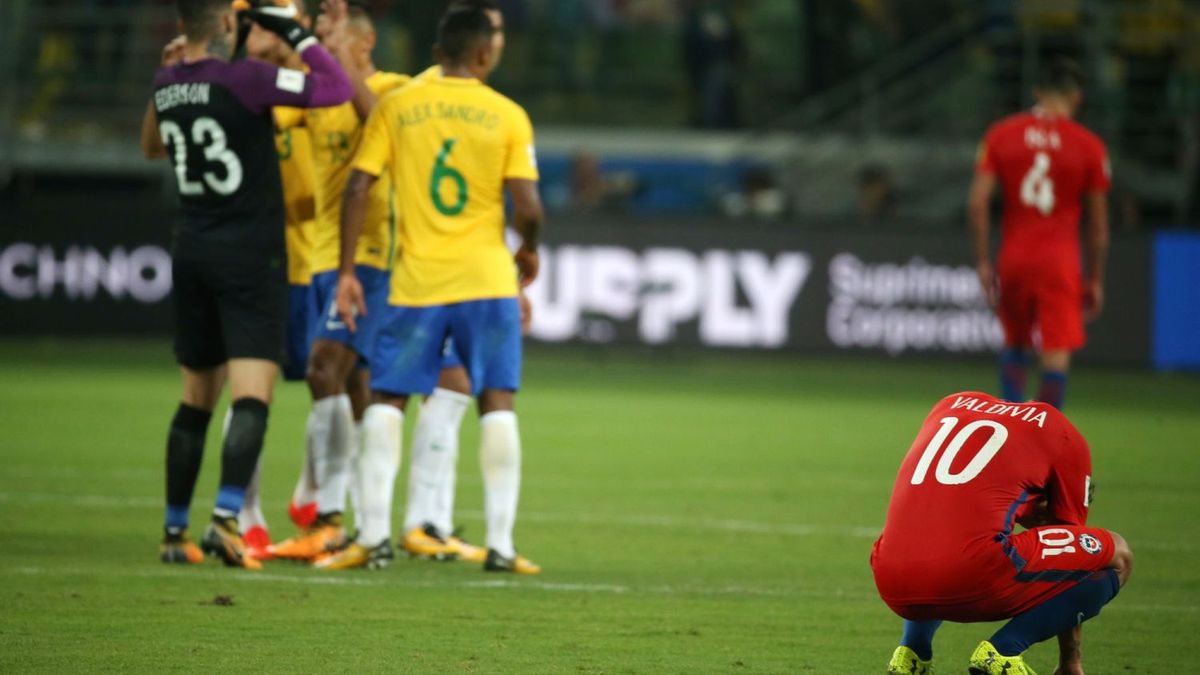 Na zdjęciu załamany Paulo Valdivia po porażce z Brazylią