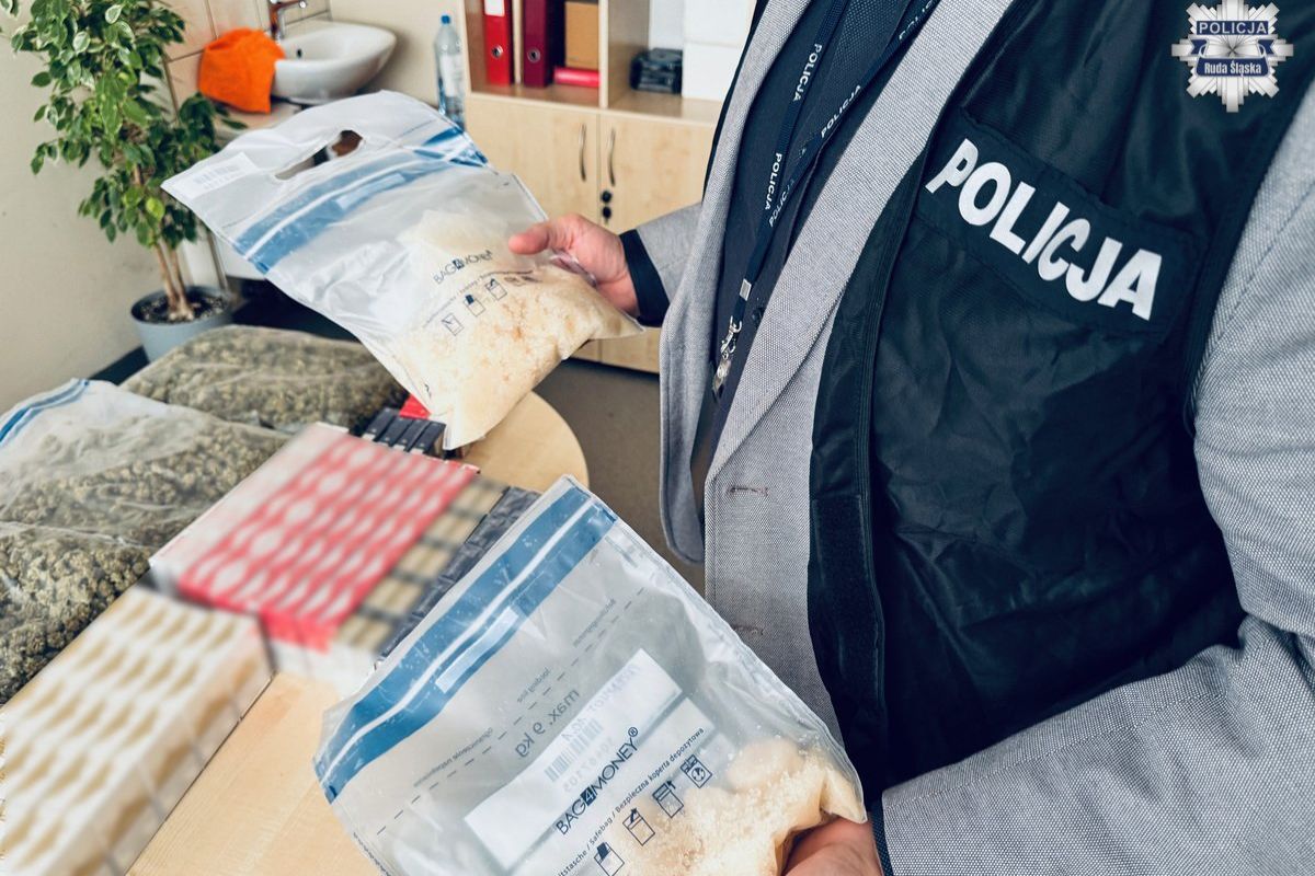 Wieźli je na tylnym siedzeniu auta. Policja przejęła narkotyki za 550 tys. zł