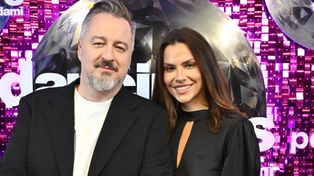 Piotr Kędzierski DEBIUTUJE na salonach z ukochaną! Była Miss Polonia postawiła na SATYNOWĄ MINI. Ładnie razem wyglądają? (FOTO)