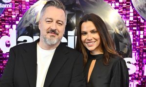 Piotr Kędzierski DEBIUTUJE na salonach z ukochaną! Była Miss Polonia postawiła na SATYNOWĄ MINI. Ładnie razem wyglądają? (FOTO)