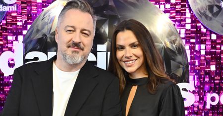 Piotr Kędzierski DEBIUTUJE na salonach z ukochaną! Była Miss Polonia postawiła na SATYNOWĄ MINI. Ładnie razem wyglądają? (FOTO)