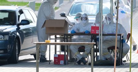 Koronawirus. Restrykcje uratowały miliony ludzi