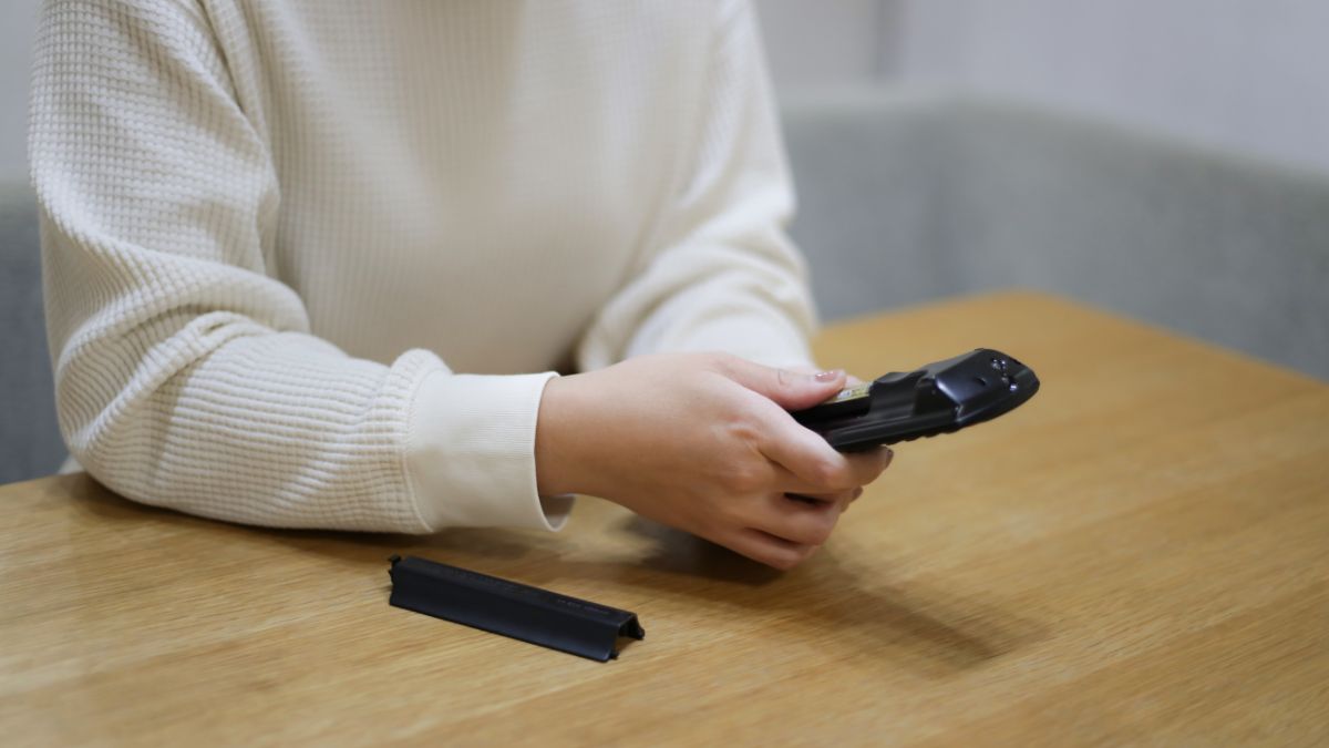 Czym zastąpić wyczerpane baterie w pilocie?