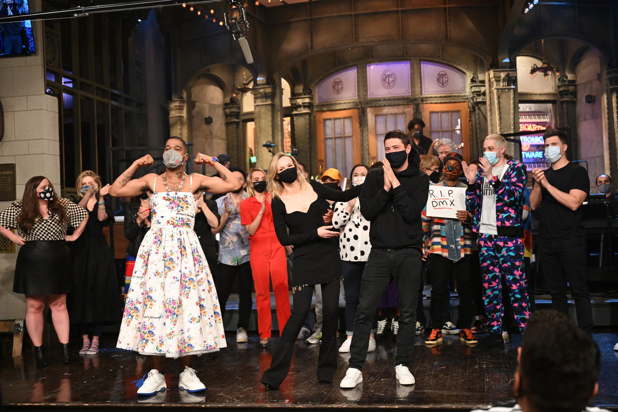 Kid Cudi wystąpił w kwiecistej sukience w "SNL". Nawiązał do Kurta Cobaina?
