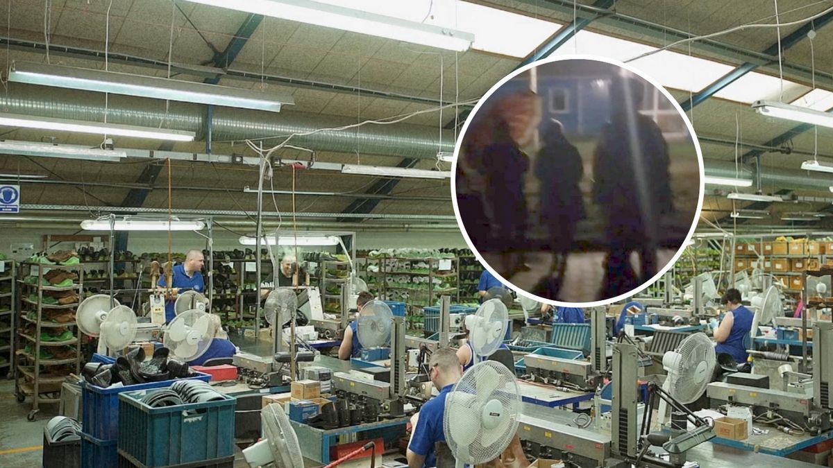 Pilski zakład Sanity został zamknięty. W kółku stopklatka z nagranego w czwartkowy poranek filmiku, na którym widać, że część pracowników przyszła przed zakład