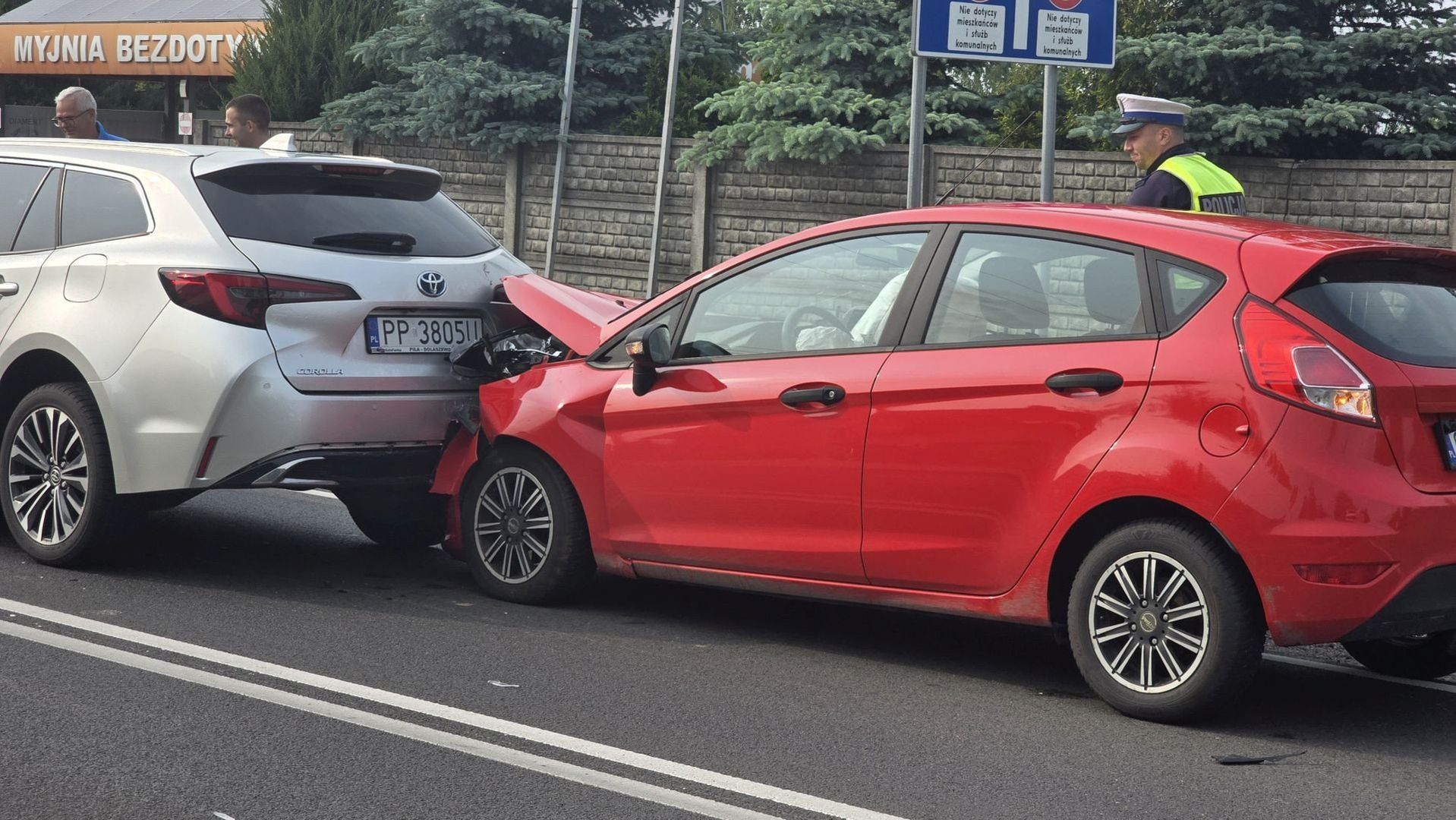 Kolizja w Stawkach. Zderzyły się dwa pojazdy toyota i ford