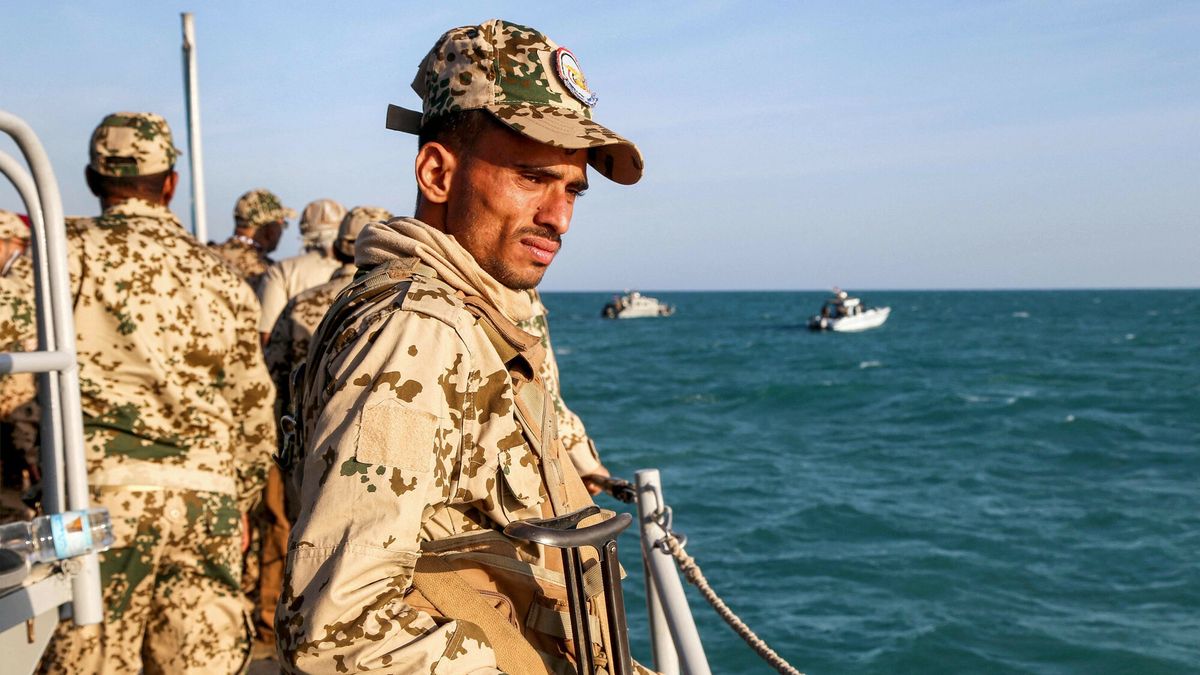 Archiwum zagraniczne East News 2023-12
A Yemeni coastguard member loyal to the internationally-recognised government rides in a patrol boat in the Red Sea off of the government-held town of Mokha in the western Taiz province, close to the strategic Bab al-Mandab Strait, on December 12, 2023. (Photo by Khaled ZIAD / AFP)
KHALED ZIAD