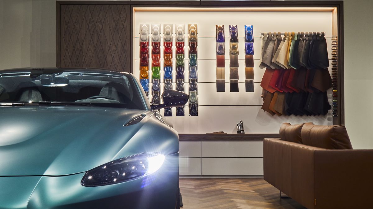 Aston Martin oficjalnie wrócił do Polski. Salon sprzedaży luksusowych samochodów przy Krakowskim Przedmieściu w Warszawie otworzyła Auto Fus Group. 