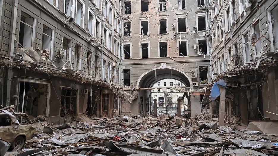 epa09798992 General view of damages after the shelling of buildings in downtown Kharkiv, Ukraine, 03 March 2022. Russian troops entered Ukraine on 24 February prompting the country's president to declare martial law.  EPA/SERGEY KOZLOV Dostawca: PAP/EPA.