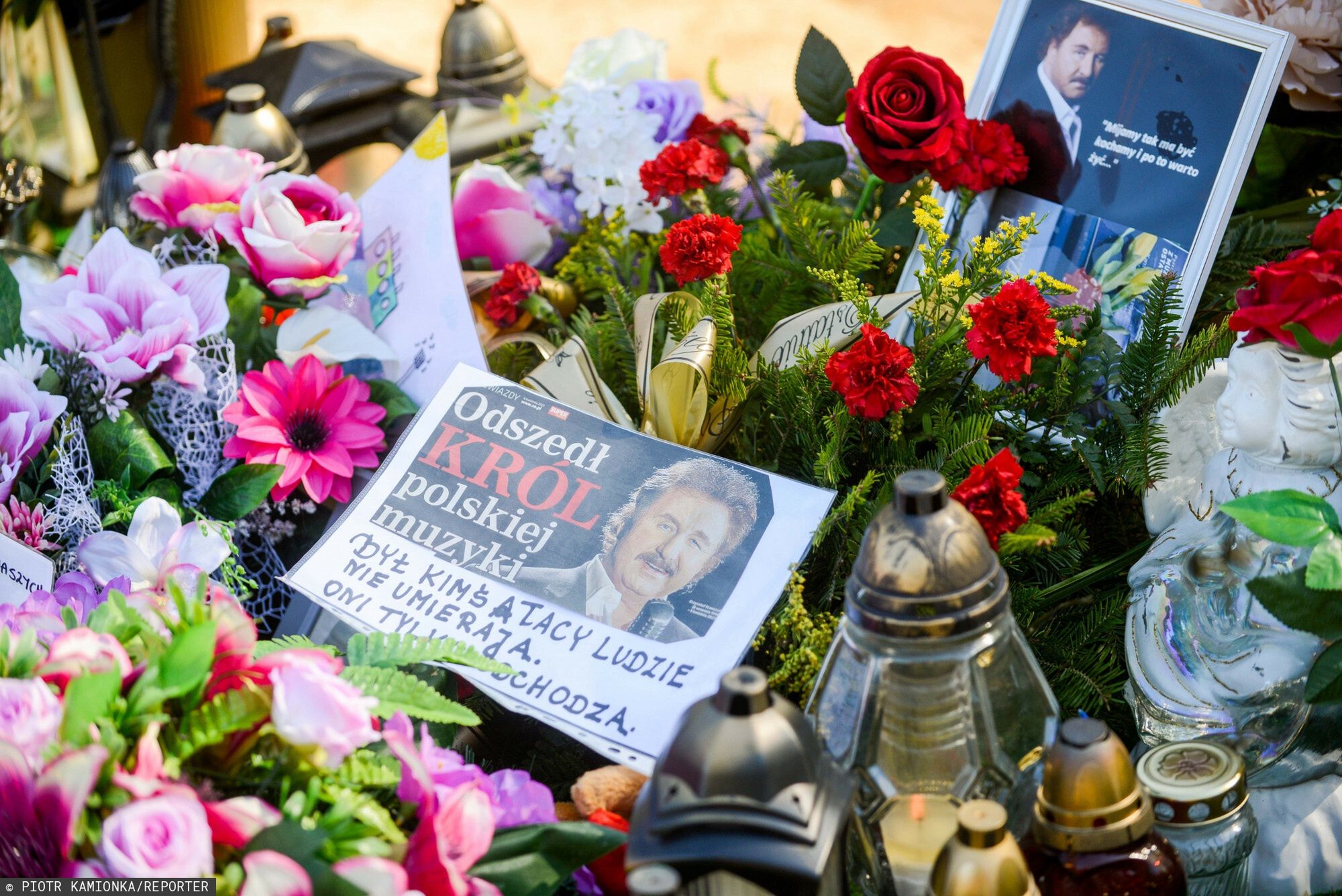 Grób Krzysztofa Krawczyka w Grotnikach koło Łodzi miesiąc po pogrzebie wokalisty. Fani palą znicze i zostawiają zdjęcia oraz listy