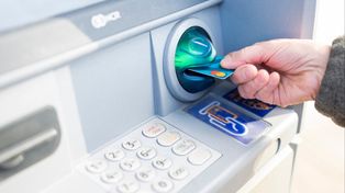 Chcą nas nagrywać przy bankomatach. Nowy pomysł resortu