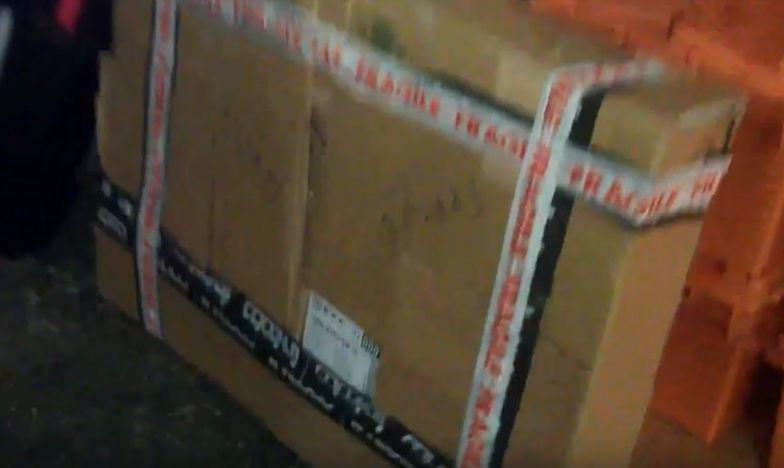 Media społecznościowe roją się od filmików o niefrasobliwych kurierach.