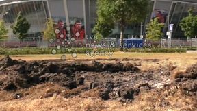 Dziury w ziemi, zniszczone tablice. Stadion Szachtara po ostrzale moździerzowym