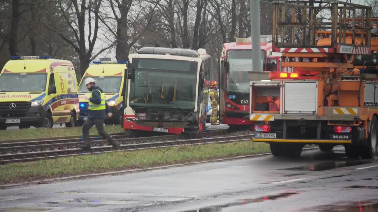 Zderzenie autobusu z tramwajem w Gdańsku. 15 osób odniosło obrażenia