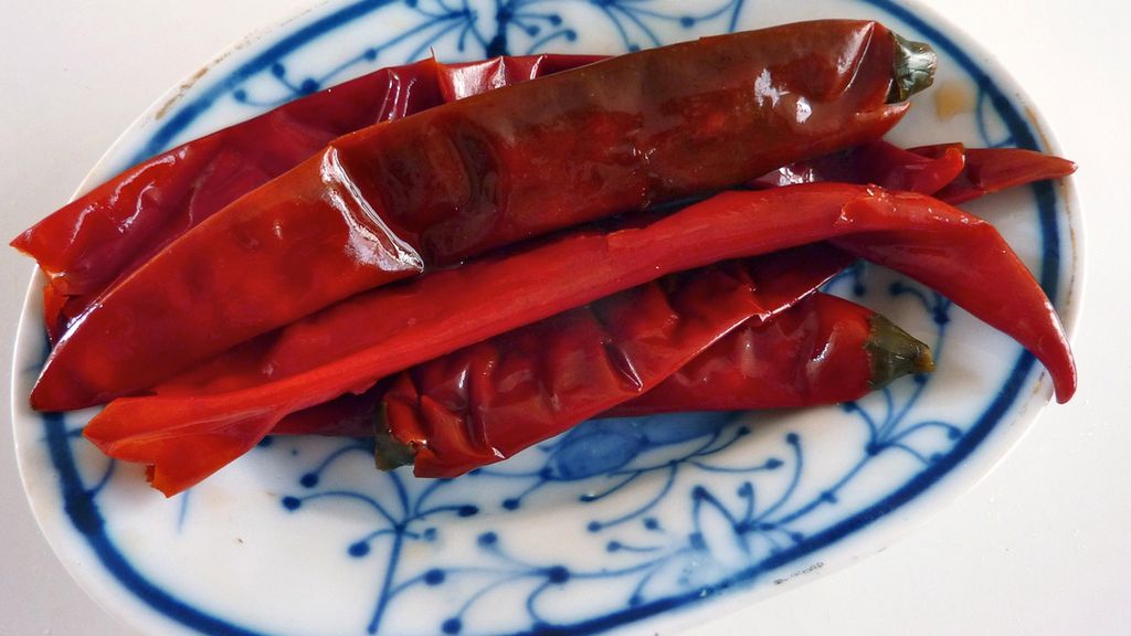 Czerwone papryczki chili bez pestek w słoiku (produkt i płyn)