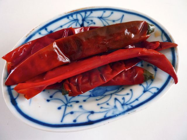 Czerwone papryczki chili bez pestek w słoiku (produkt i płyn)