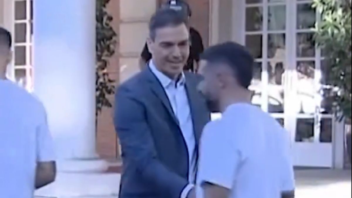 Twitter / marca / Na zdjęciu: premier Pedro Sanchez wita Daniego Carvajala