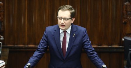 "Piątka dla zwierząt". Robert Winnicki w Sejmie: "jesteście łajdakami". Ryszard Terlecki zabrał mu głos