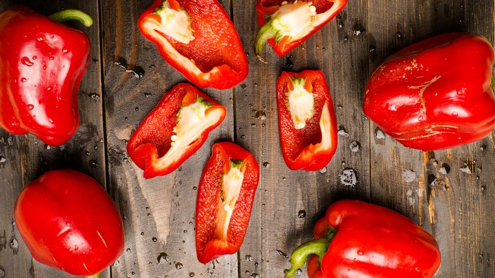 Surowa słodka czerwona papryka