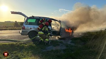 Pożar samochodu na DW 179. Droga była całkowicie zablokowana