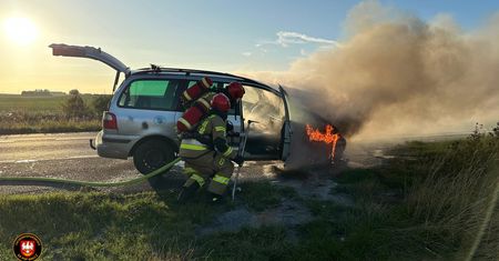 Pożar samochodu na DW 179. Droga była całkowicie zablokowana