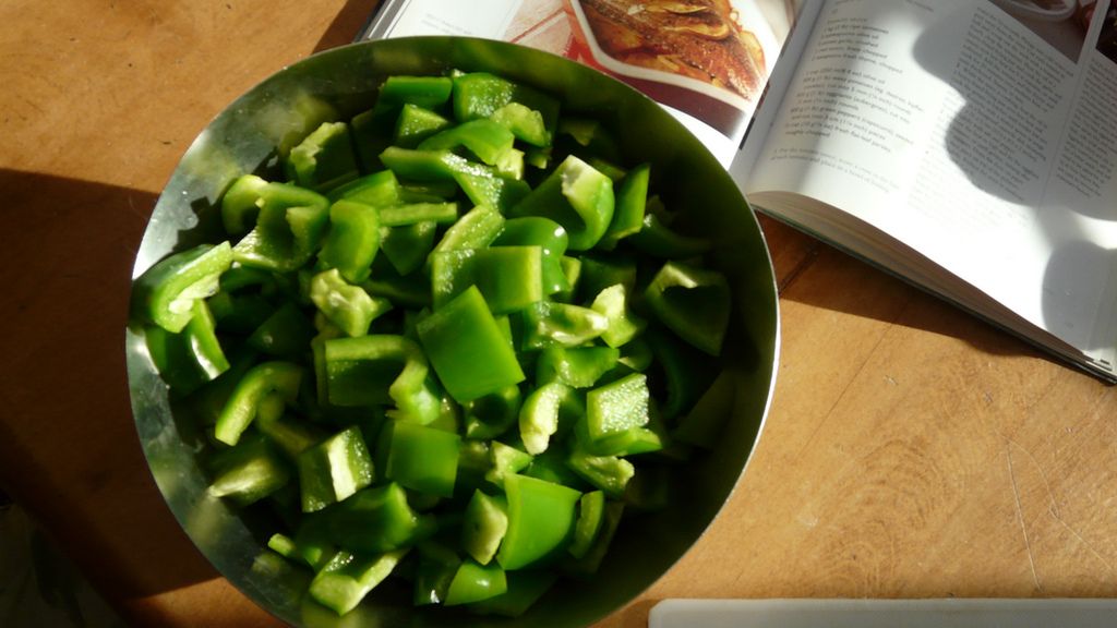 Słodka zielona papryka gotowana z dodatkiem soli, odsączona