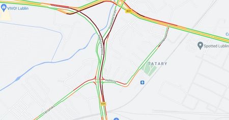 Korek sięgający OBI po wypadku na al. Tysiąclecia. Dwie osoby trafiły do szpitala