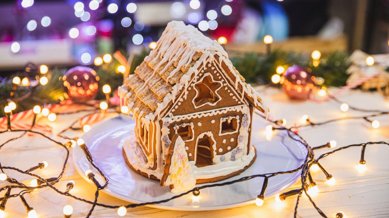 Zrób domek z piernika i postaw go na świątecznym stole. Zachwytom nie będzie końca