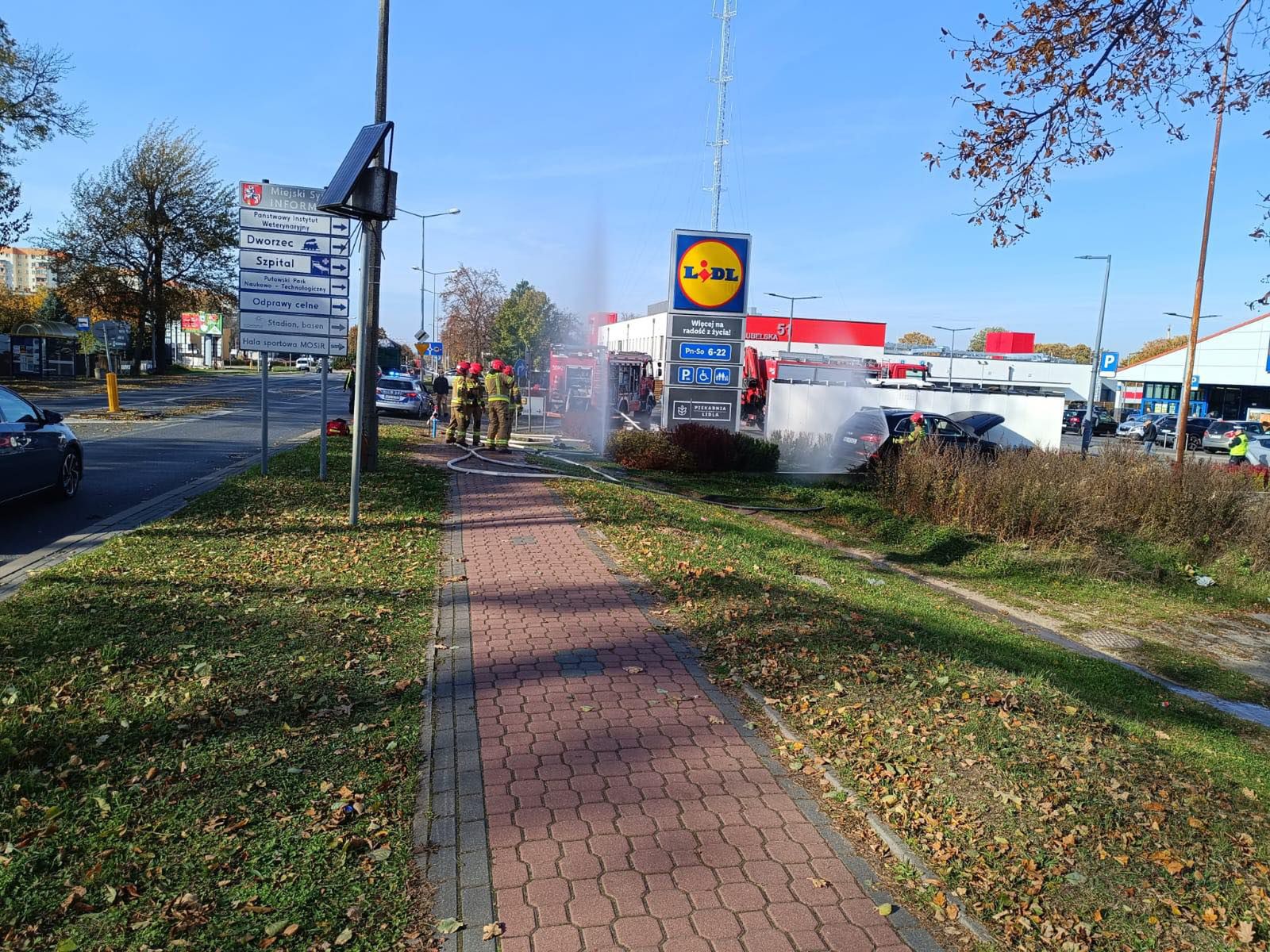 Audi uderzyło w paczkomat w Puławach, uszkodzeniu uległ zawór gazu. Ulica Lubelska zablokowana