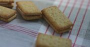 Krakersy z nadzieniem z masła orzechowego