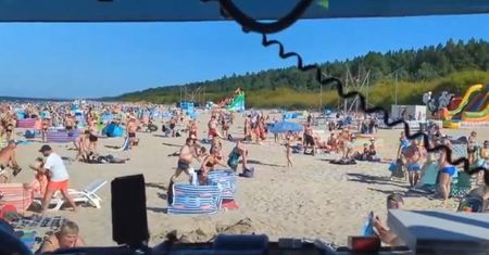 "Proszę zabierać rzeczy". Nagranie z plaży. Reakcja ratownika