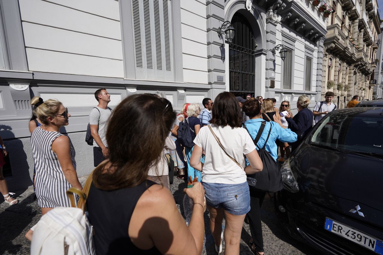 Stołeczki, termosy i kanapki. "Kolejka aż do ambasady Chin"