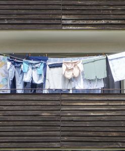 Nawet 500 zł mandatu. Za wywieszenie prania na balkon można sporo zapłacić