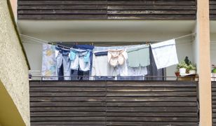 Nawet 500 zł mandatu. Za wywieszenie prania na balkon można sporo zapłacić