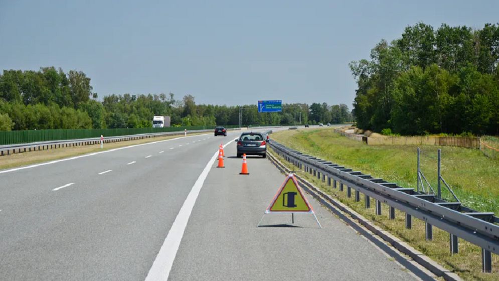 Samochód porzucony na pasie awaryjnym