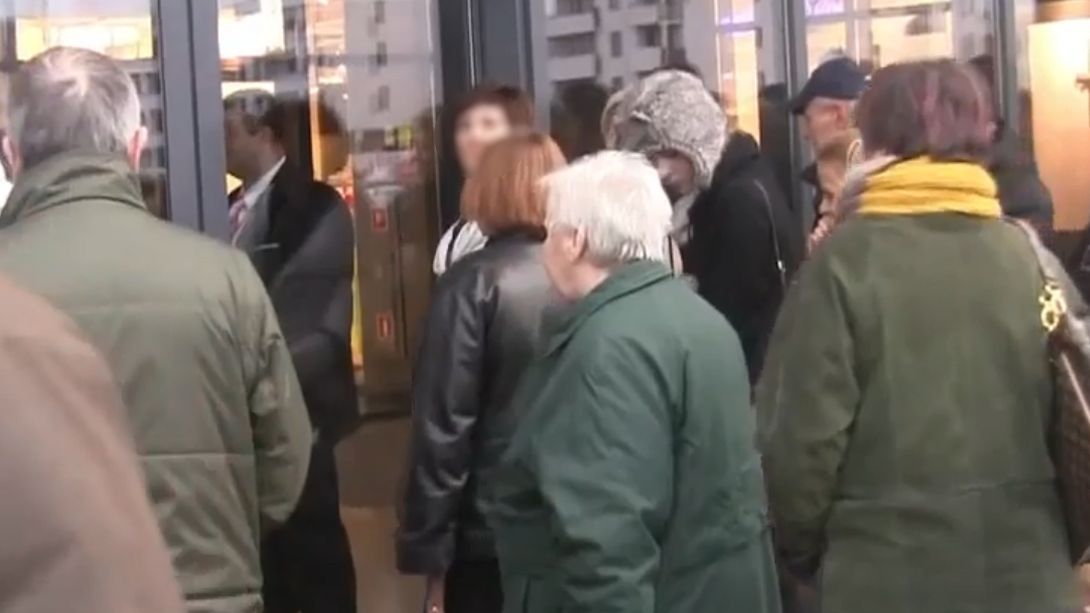 Tłum przed sklepem. Zdjęcie ilustracyjne