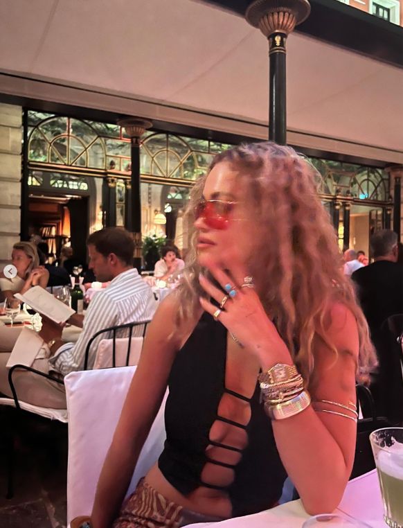Rita Ora pochwaliła się obrączką ślubną? Tak twierdzi tabloid