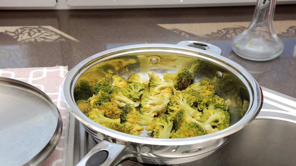 Gotowanie brokułów. Fot. AdobeStock