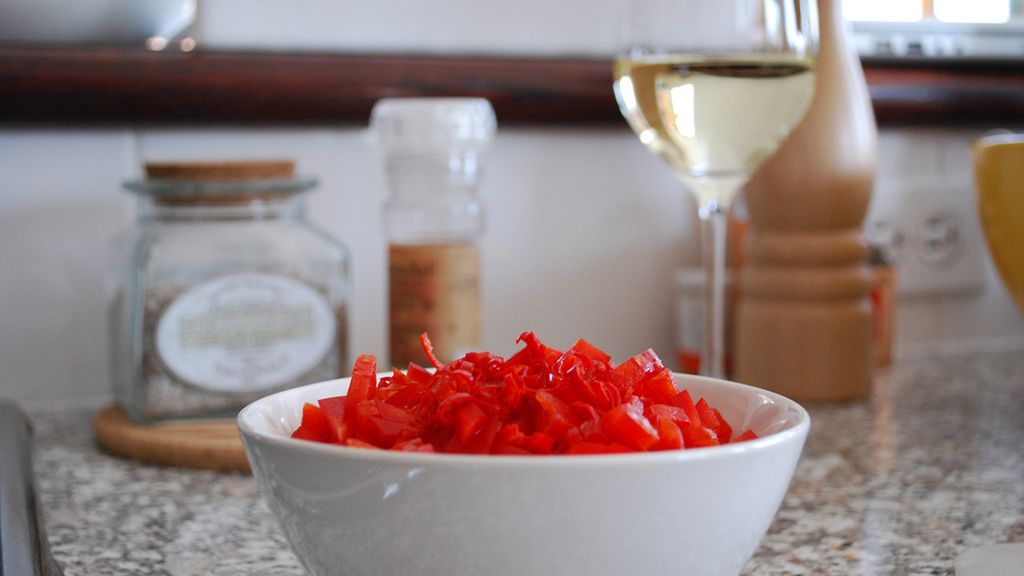 Gotowana mrożona krojona słodka czerwona papryka z dodatkiem soli, odsączona