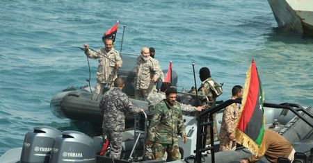 Libia: przechwycony przez siły USA tankowiec dopłynął do Trypolisu