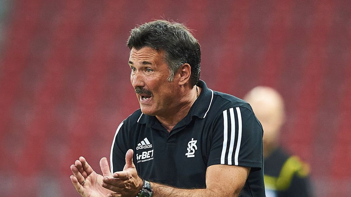 Materiały prasowe / CYFRASPORT / Radosław Jóźwiak / Na zdjęciu: trener Wojciech Stawowy