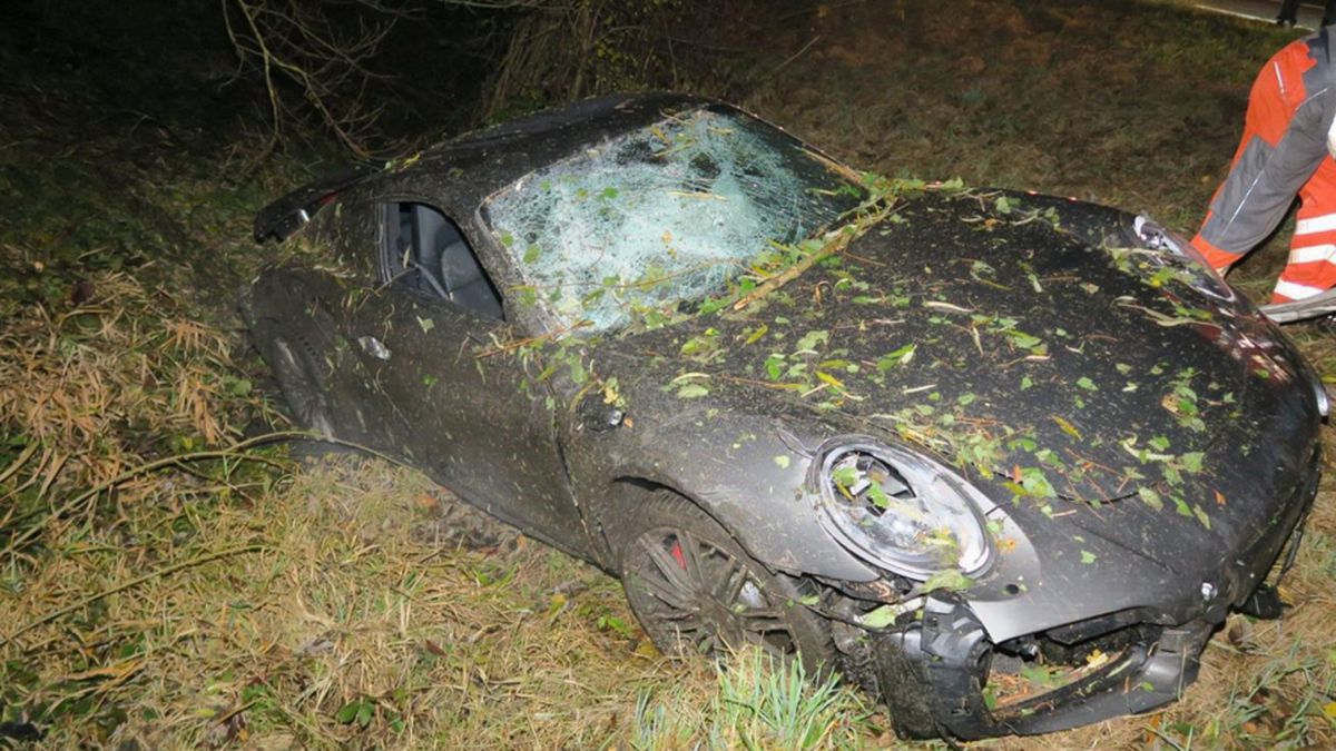20-letni kierowca Porsche 911 Turbo nie dostosował prędkości do warunków pogodowych. 
