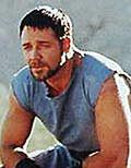 Russell Crowe ćwiczy brzuszki